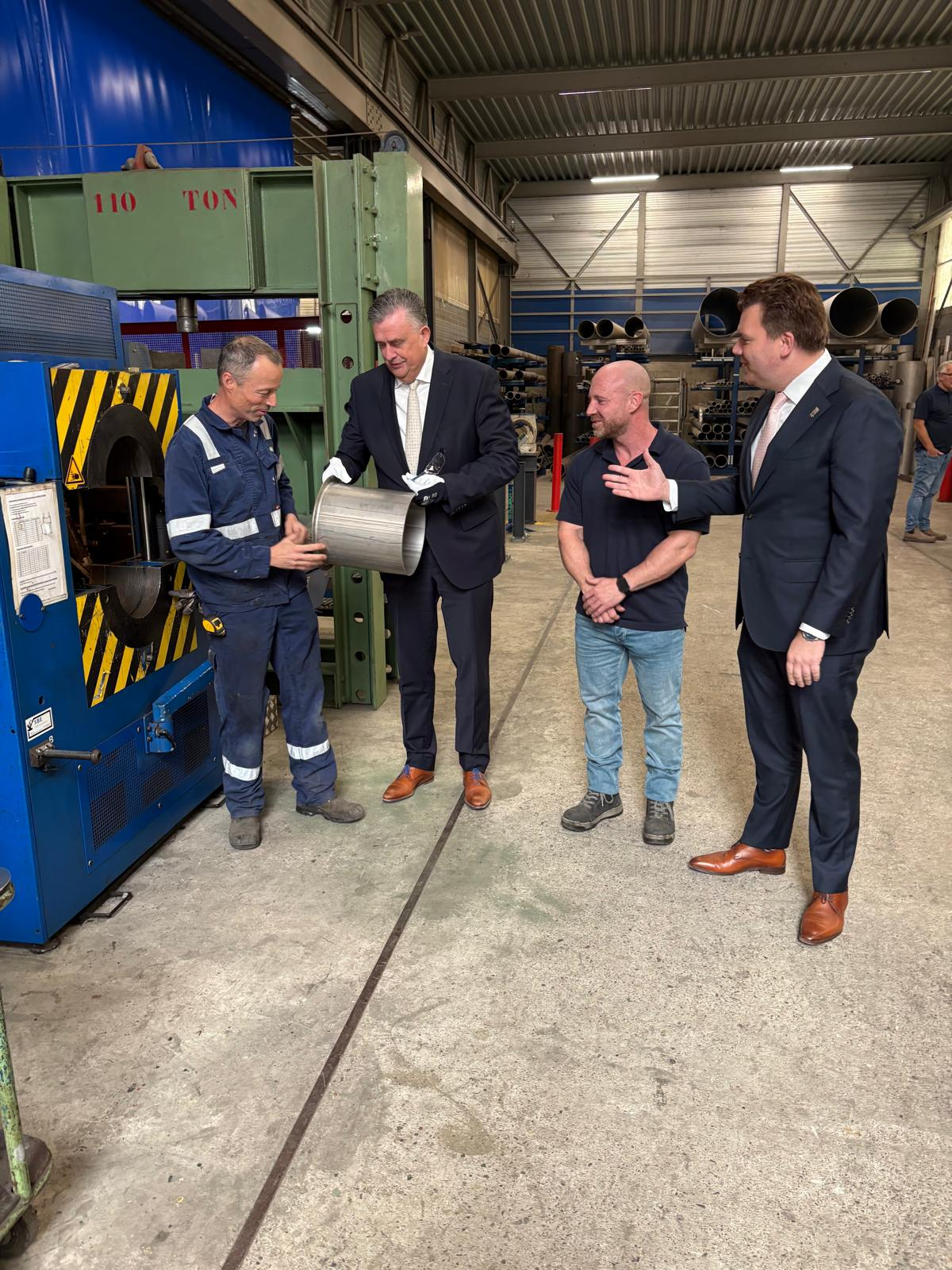 Gouverneur Emile Roemer, burgemeester Alain Krijnen krijgen uitleg bij SBE van 2 medewerkers. 