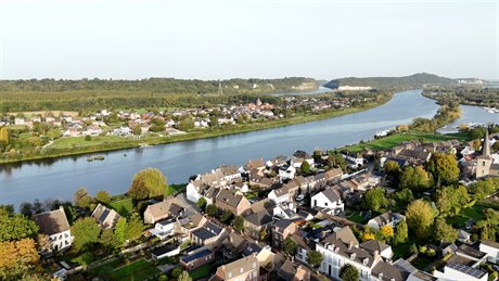 Het projectgebied van boven gefotografeerd. De Maas en bebouwing. 