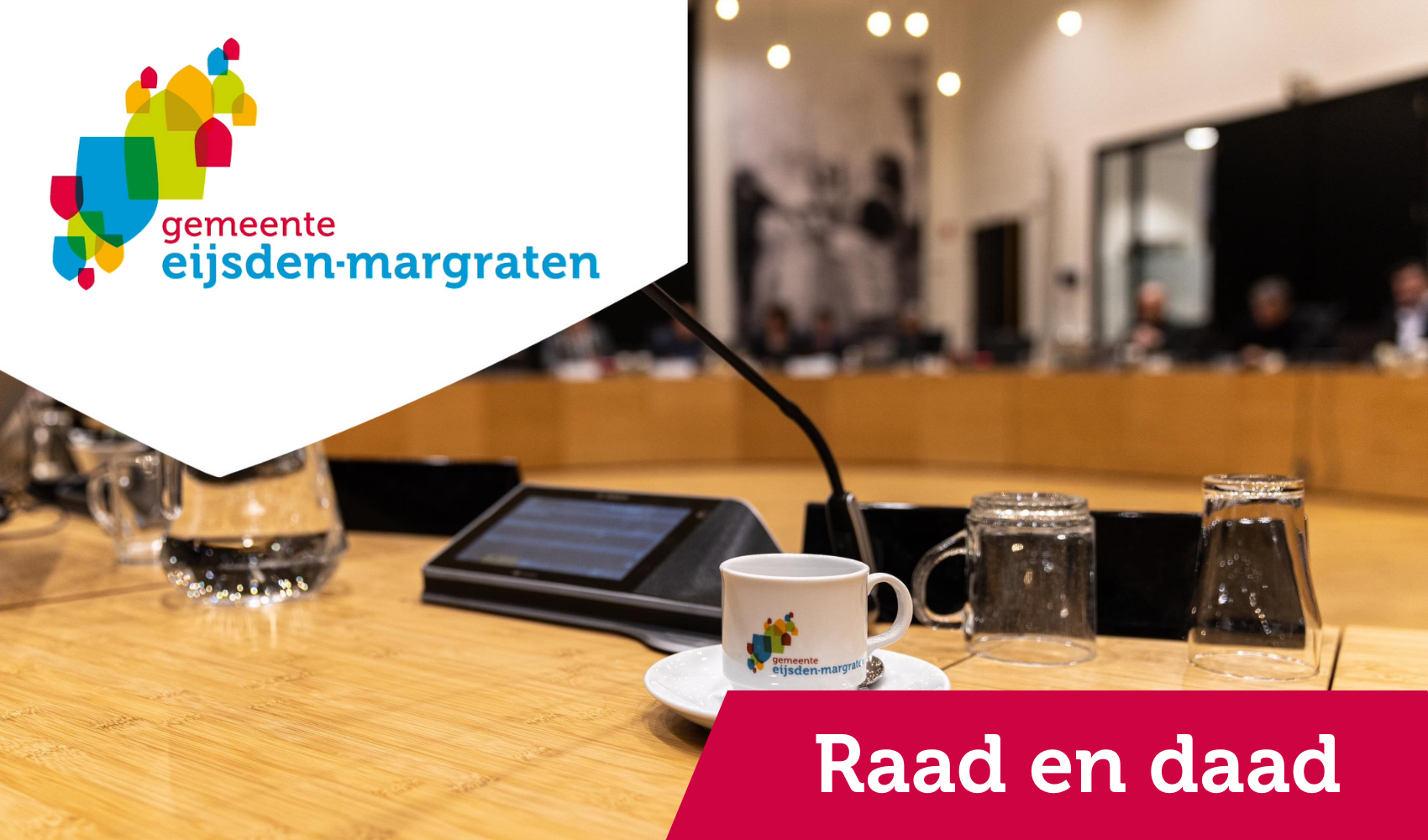Opstelling van tafels in de raadzaal met microfoons en waterkan met glazen
