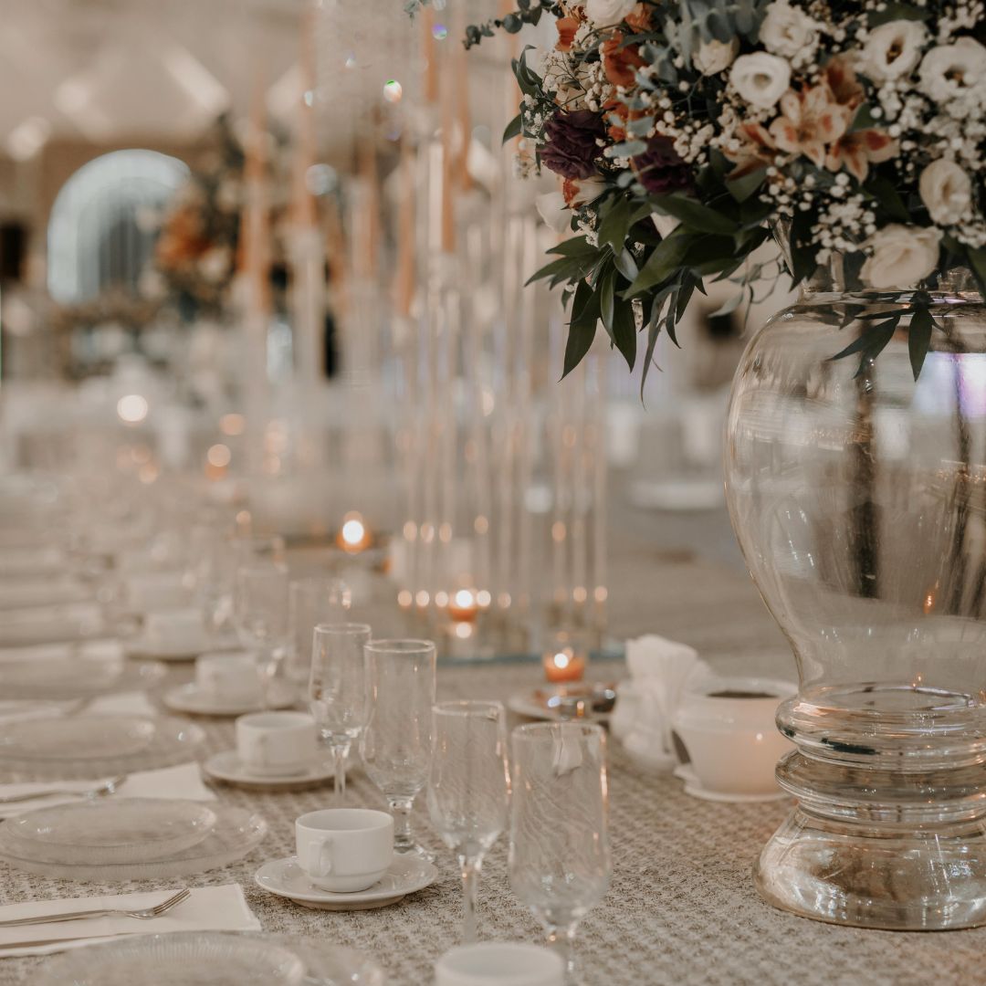 feestelijk gedekte tafel met voor meerdere personen glaswerk