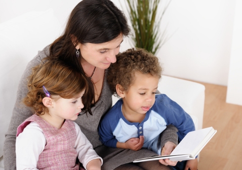 Kinderen op de schoot bij volwassen vrouw. 