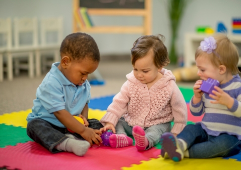 3 kinderen die samen aan het spelen zijn. 