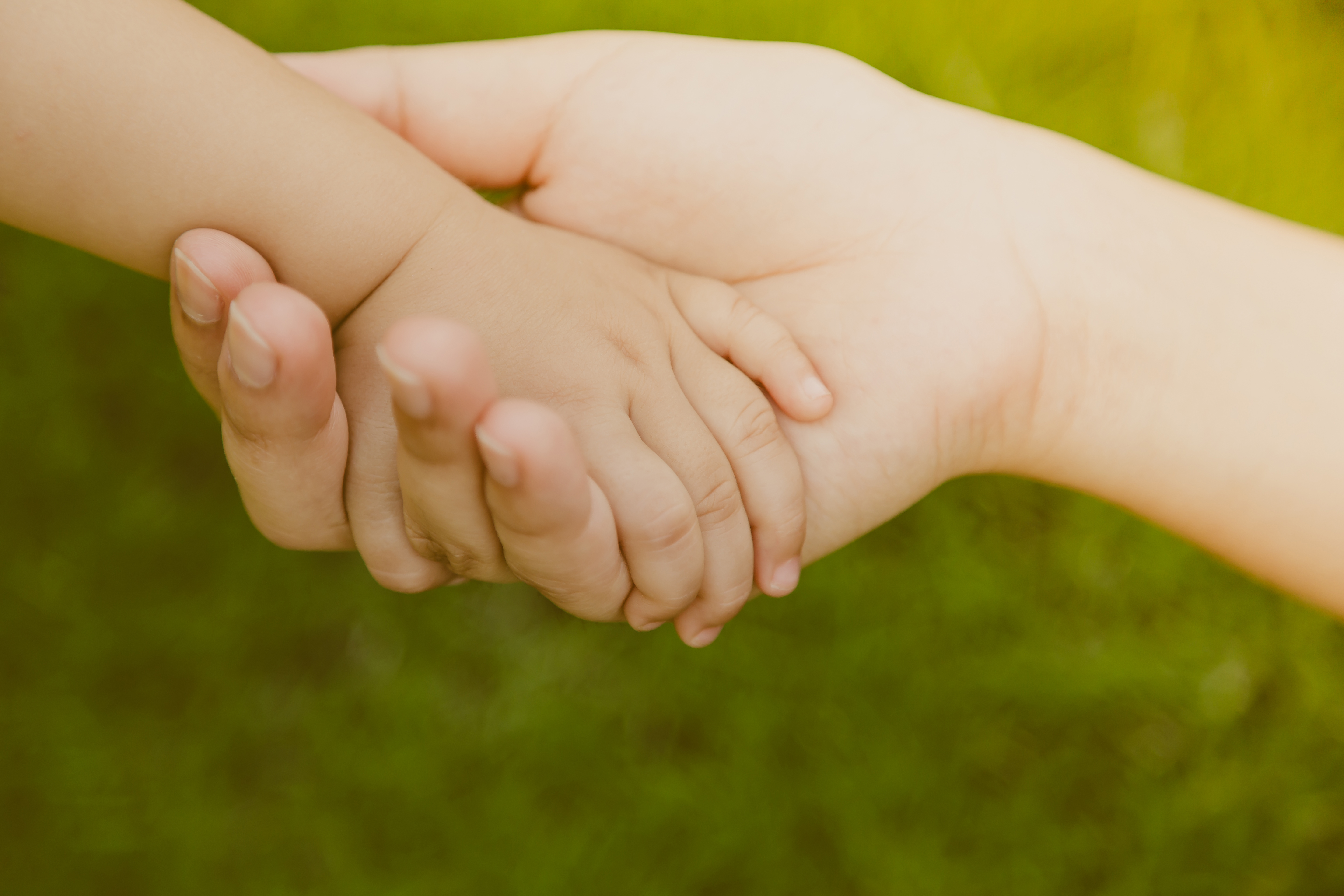 handen volwassenen en kinderhandje